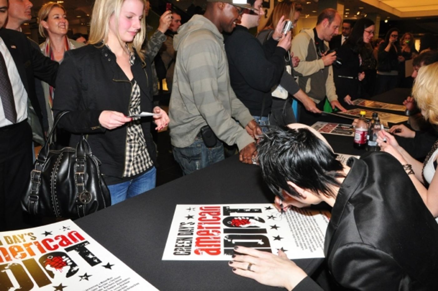 Photos: AMERICAN IDIOT Unveils IDIOT-Themed Windows at Bloomies  Image