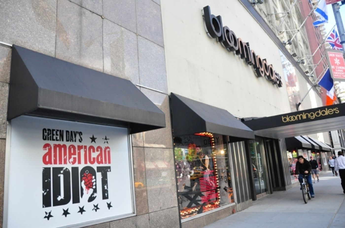 Photos: AMERICAN IDIOT Unveils IDIOT-Themed Windows at Bloomies  Image