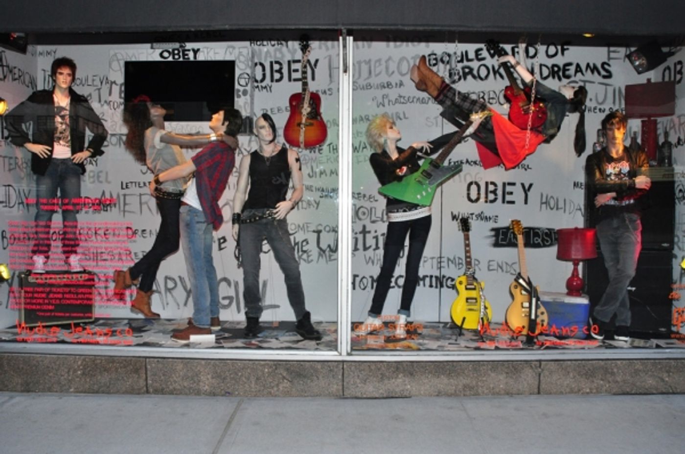 Photos: AMERICAN IDIOT Unveils IDIOT-Themed Windows at Bloomies  Image