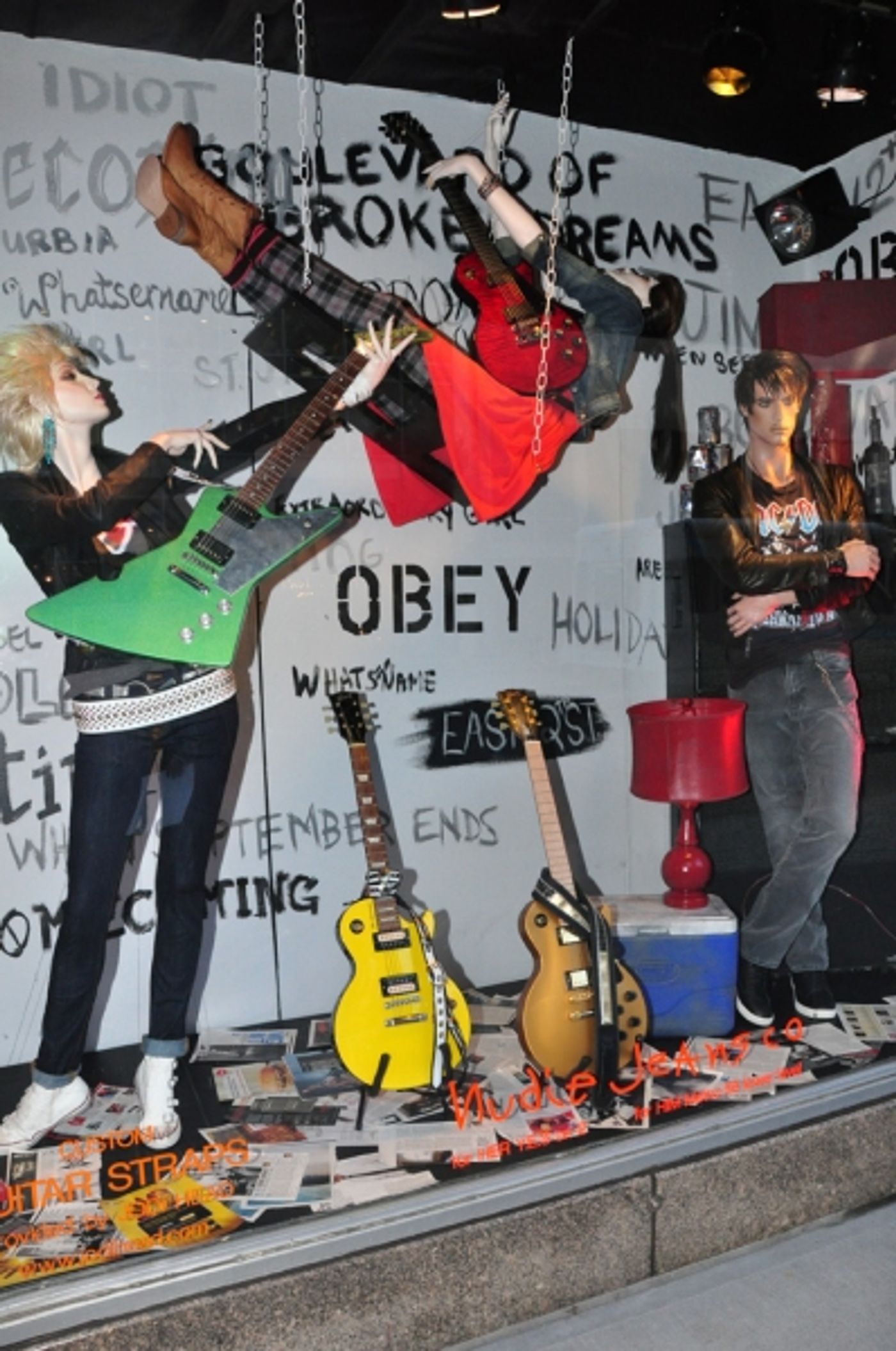 Photos: AMERICAN IDIOT Unveils IDIOT-Themed Windows at Bloomies  Image