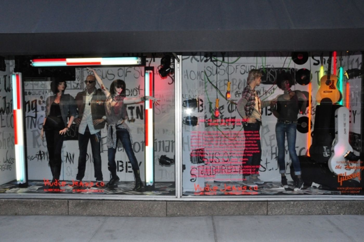 Photos: AMERICAN IDIOT Unveils IDIOT-Themed Windows at Bloomies  Image