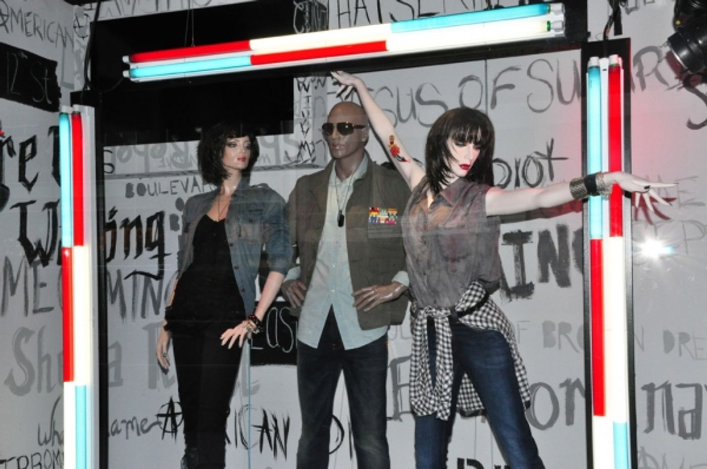 Photos: AMERICAN IDIOT Unveils IDIOT-Themed Windows at Bloomies  Image