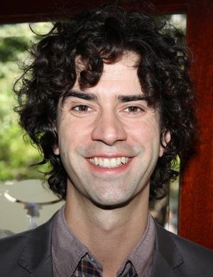Hamish Linklater Photo