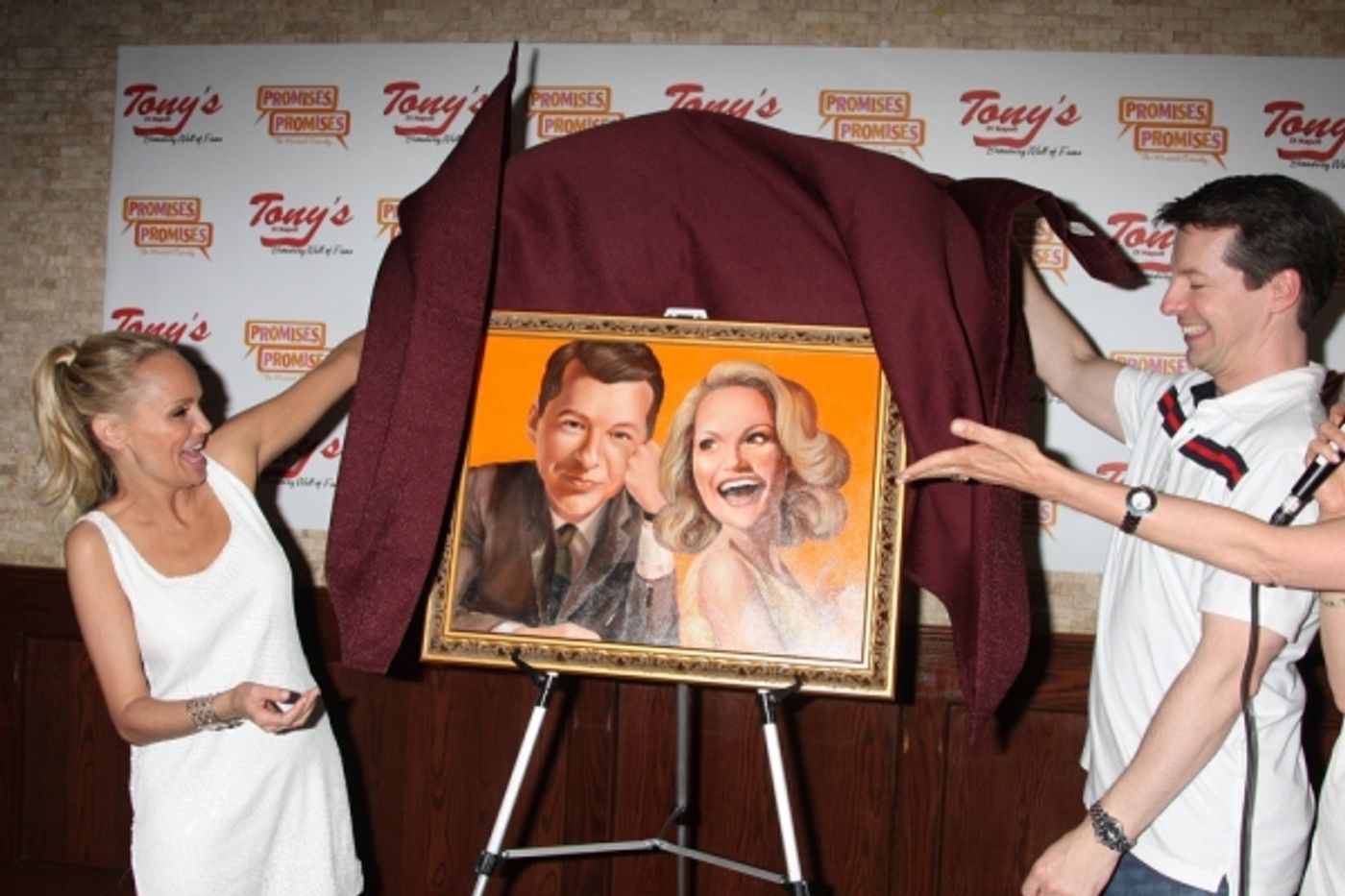 Photo Coverage: Tony diNapoli's Honors Chenoweth & Hayes with Portrait  Image