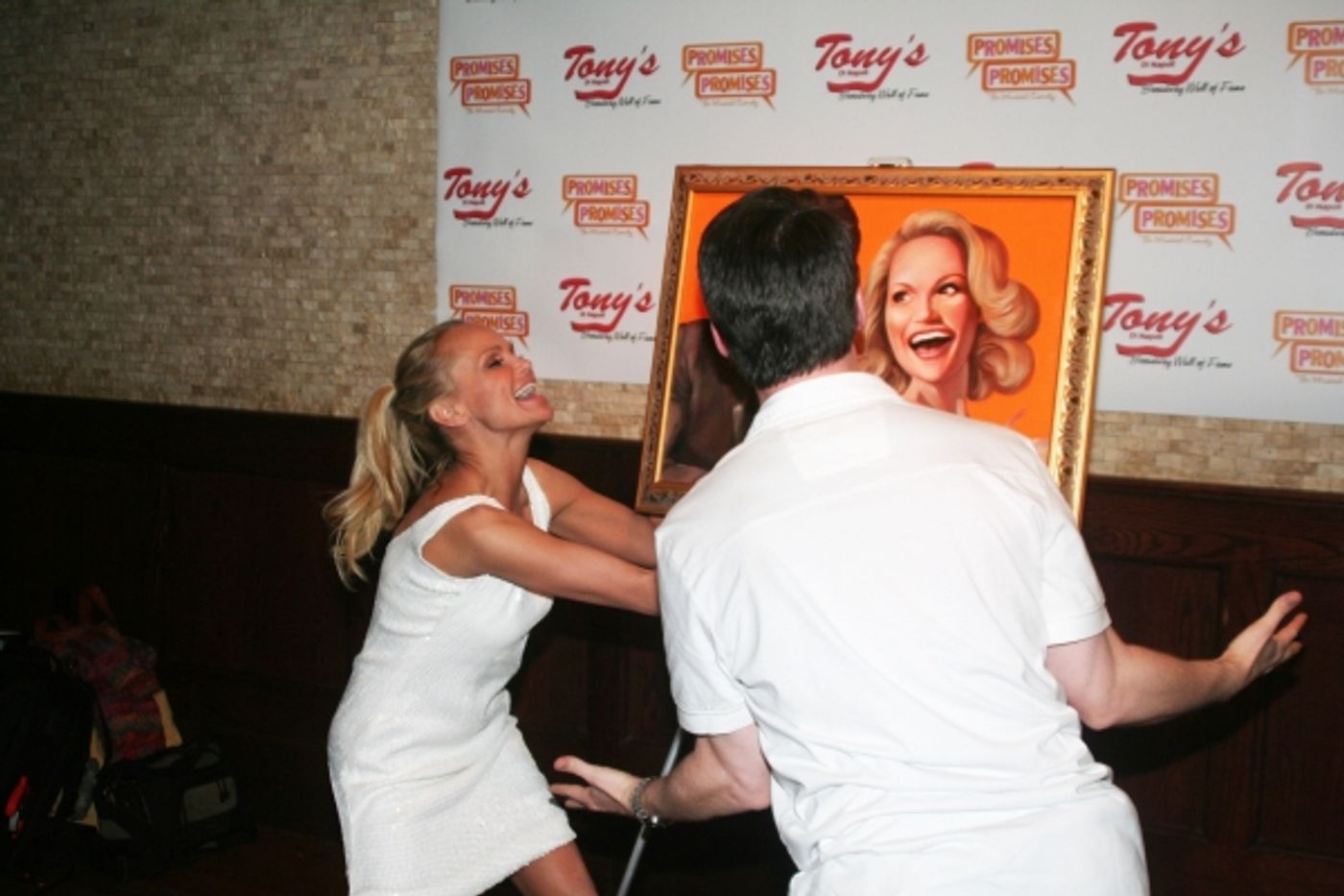 Photo Coverage: Tony diNapoli's Honors Chenoweth & Hayes with Portrait  Image
