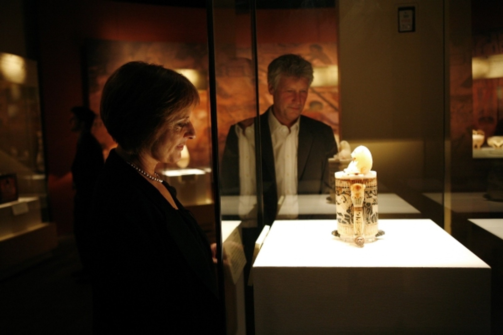 Photo Flash: Broadway Welcomes King Tut; Bernadette Peters and Patti LuPone Visit — photo 1 of 2