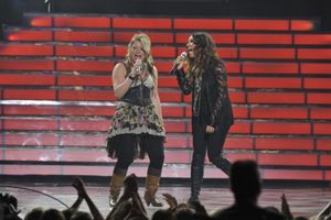 Alanis Morissette and Idol finalist Crystal Bowersox Photo