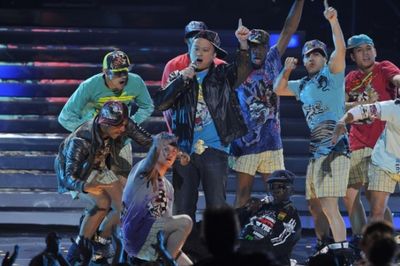 Idol contestants William Hung and Gen. Larry Platt perform "Pants On The Ground" Photo