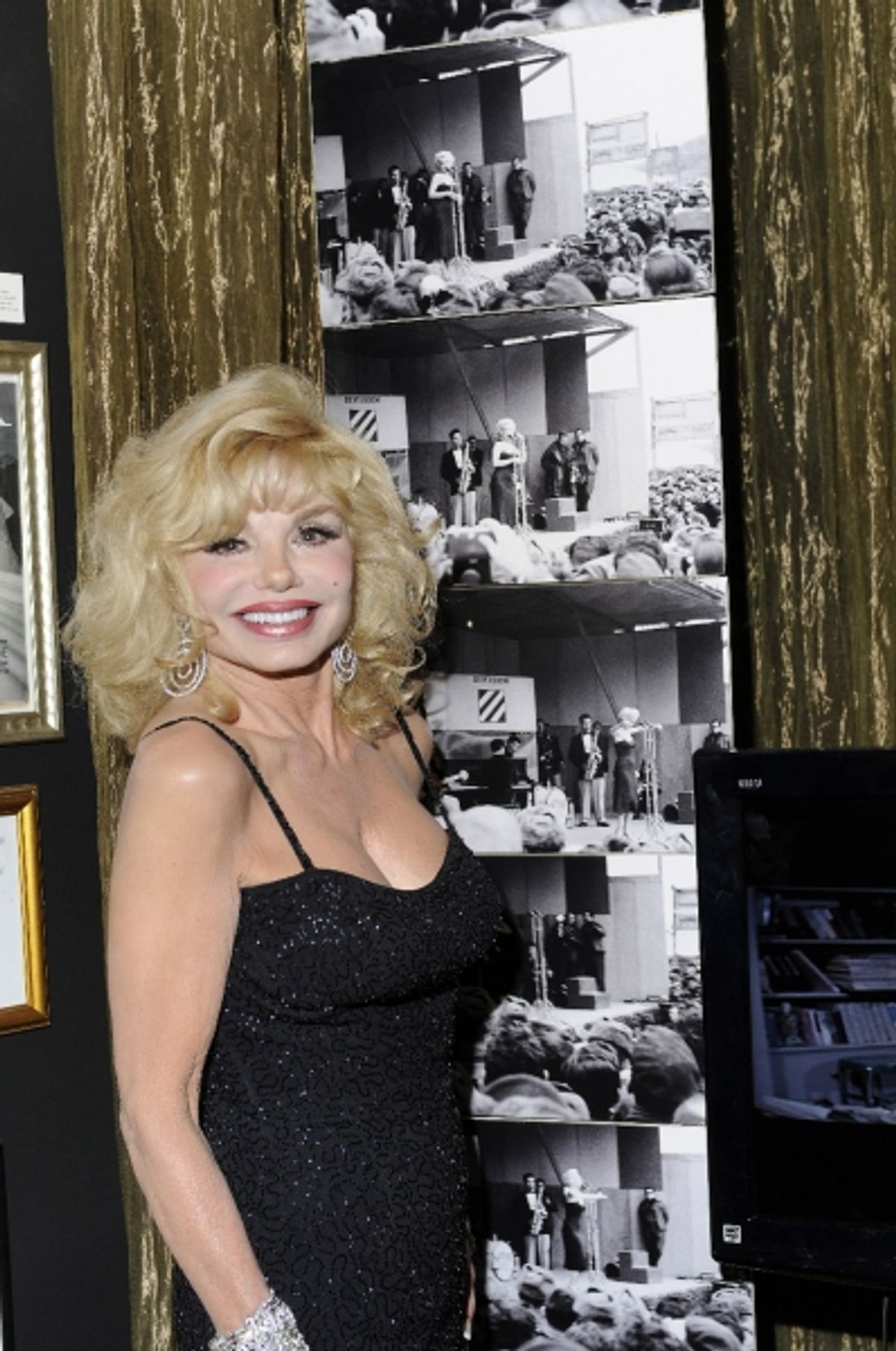 Loni Anderson with image of Monroe at 