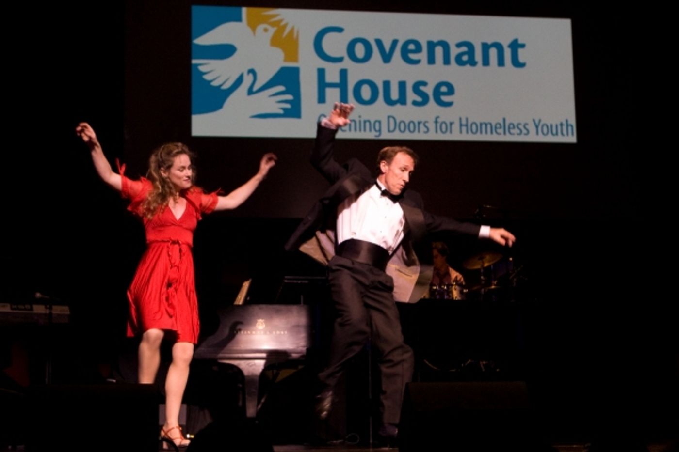 Photo Flash: Laura Bush Honored by Covenant House Youth & Broadway Stars  Image