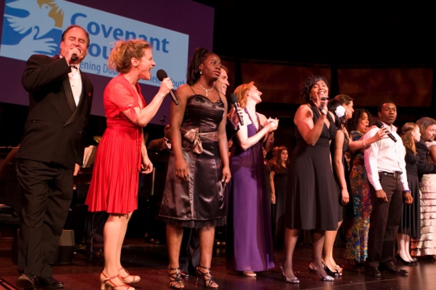 Photo Flash: Laura Bush Honored by Covenant House Youth & Broadway Stars  Image