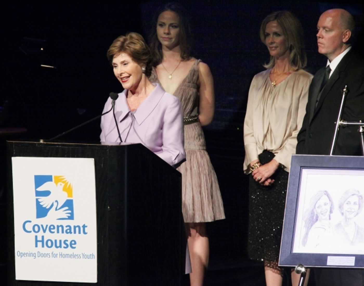 Photo Flash: Laura Bush Honored by Covenant House Youth & Broadway Stars  Image