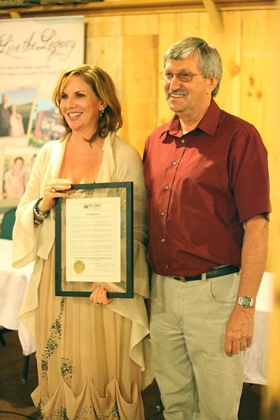 DeSmet Mayor Gary Wolkow presents the proclamation to Melissa Gilbert Photo