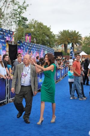 Terri Hatcher is escorted down the blue carpet @ BroadwayWorld Terri Hatcher is escorted down the blue carpet Photo