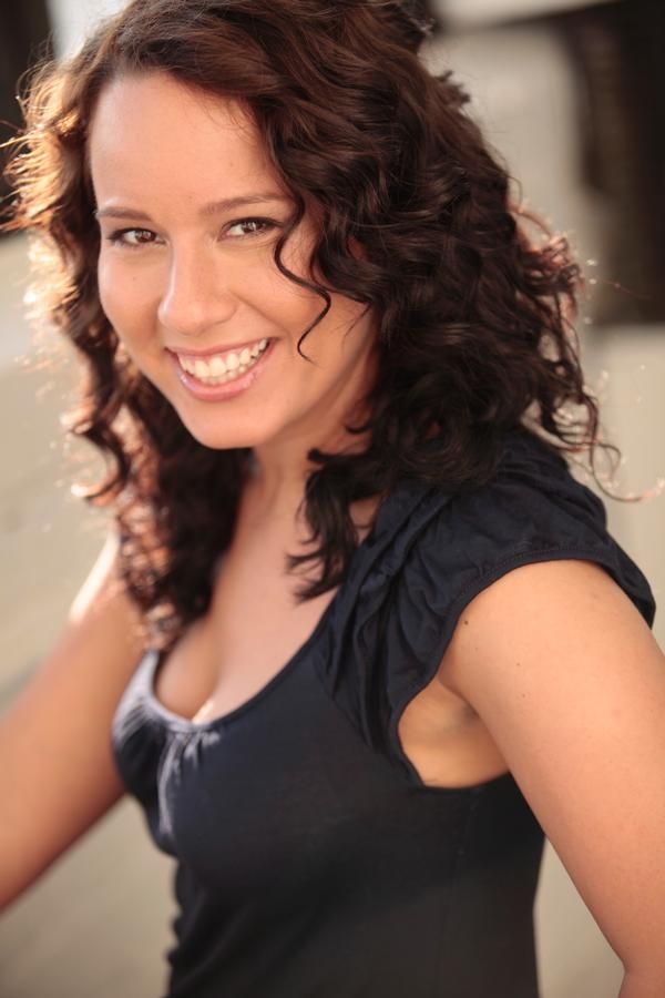 Dina Thomas Photo