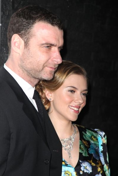 Liev Schreiber & Scarlett Johansson Photo