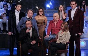 Atrás, Jon Allende, Fernando Navarrete, Maria, Paco Bello, Carmen RodrÃguez y José Valhondo. Front: Eliseo Peris and Mª Amparo RodrÃguez @ BroadwayWorld Atrás, Jon Allende, Fernando Navarrete, Maria, Paco Bello, Carmen RodrÃguez y J Photo