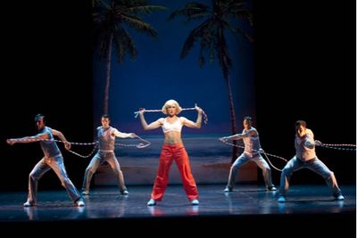 Aoife Mulholland and the Cast of LEGALLY BLONDE Photo