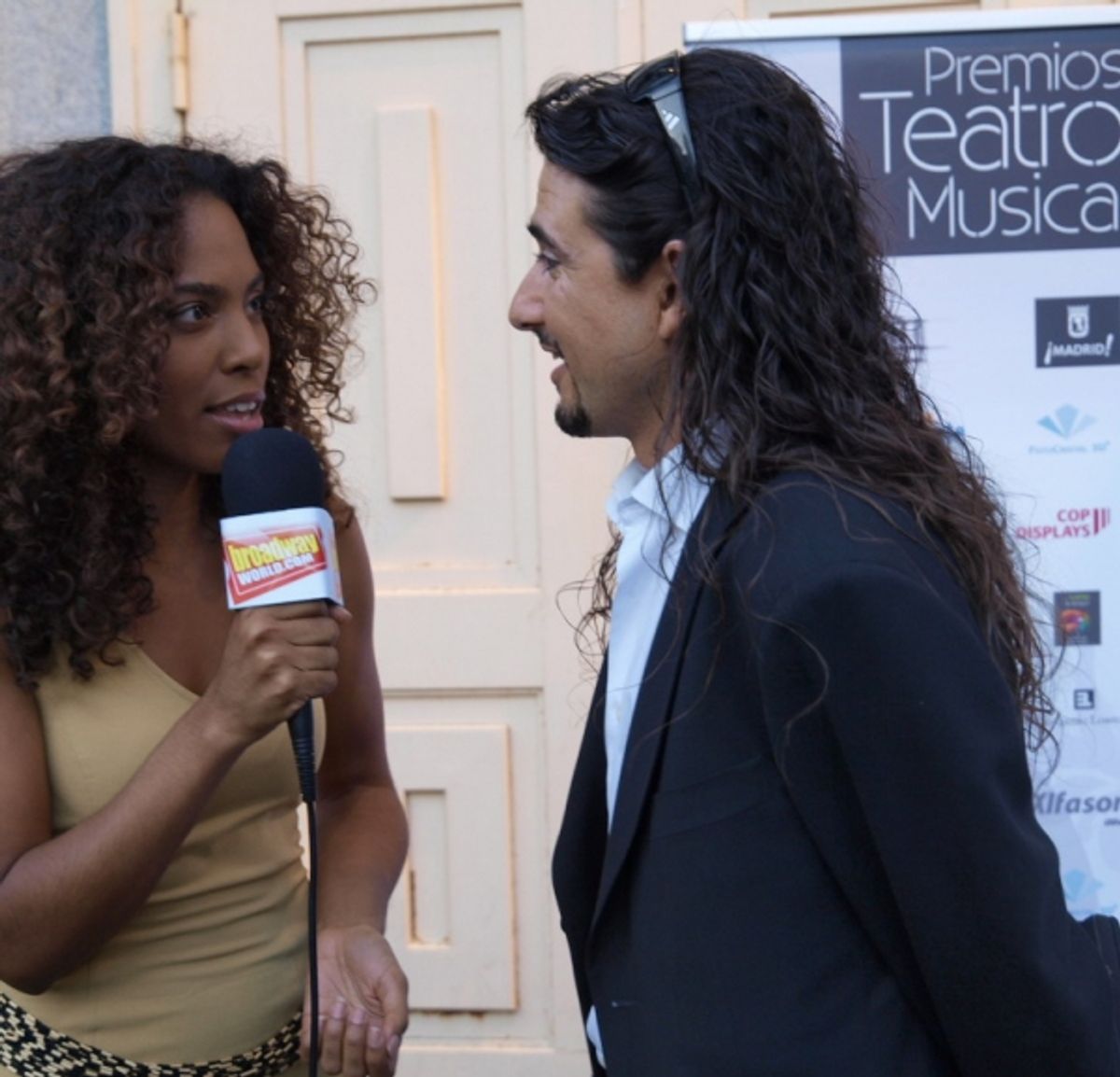 Luis ÃƒÂlvarez con nuestra presentadora Francesca at Premios Teatro Musical 2010 - Photocall