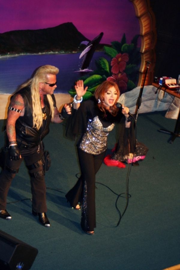 Knine arrives on stage to take Judy Teunta away in handcuffs Photo