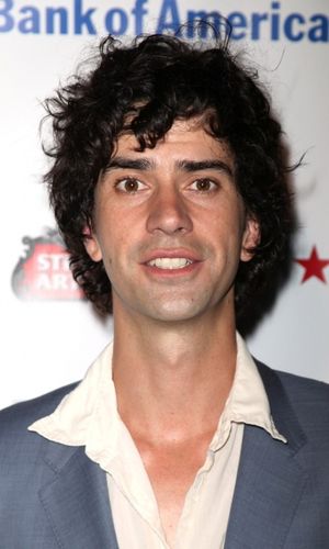 Hamish Linklater Photo