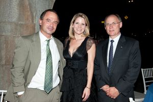 Adrien Benepe, Parks Commissioner, Kelli O'Hara, and John Herrold, President of Riverside Park Fund.
@ BroadwayWorld Adrien Benepe, Parks Commissioner, Kelli O'Hara, and John Herrold, President of River Photo