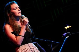 Jennifer Damiano Photo