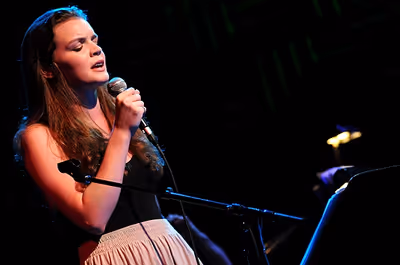 Jennifer Damiano Photo