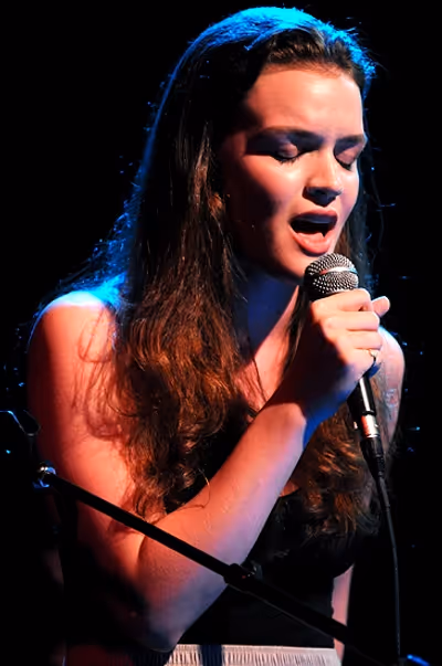  Jennifer Damiano Photo