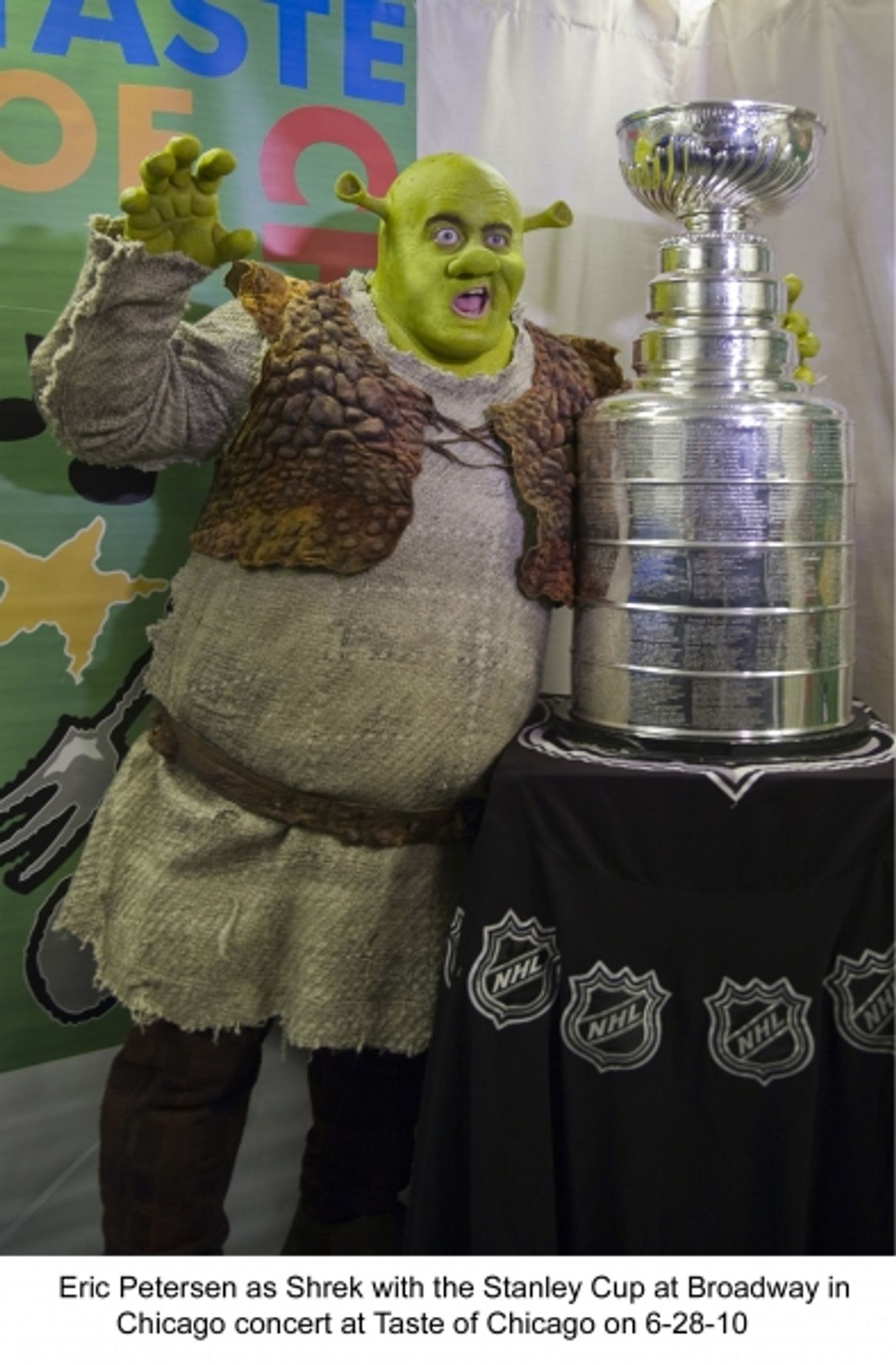 Photo Coverage: Shrek Poses with Stanley Cup in Chicago!  Image