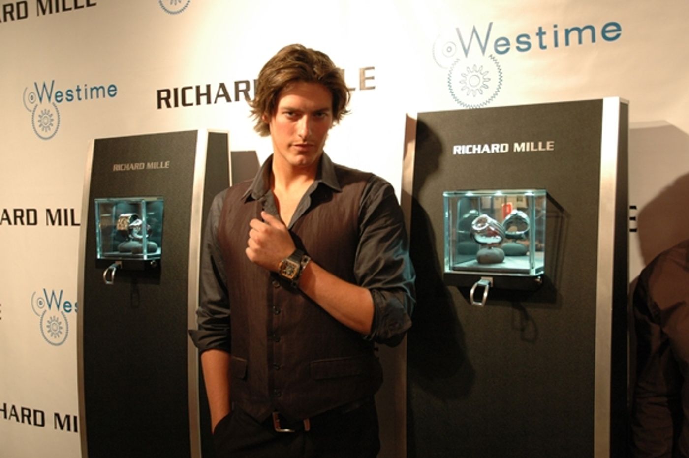 Photo Coverage: APLA Raises $235K with Art Auction  Image