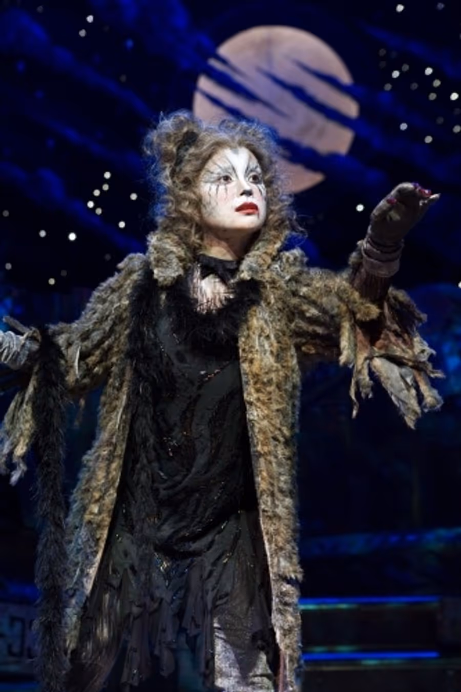 Photo Flash:  Lea Salonga as Grizabella Image