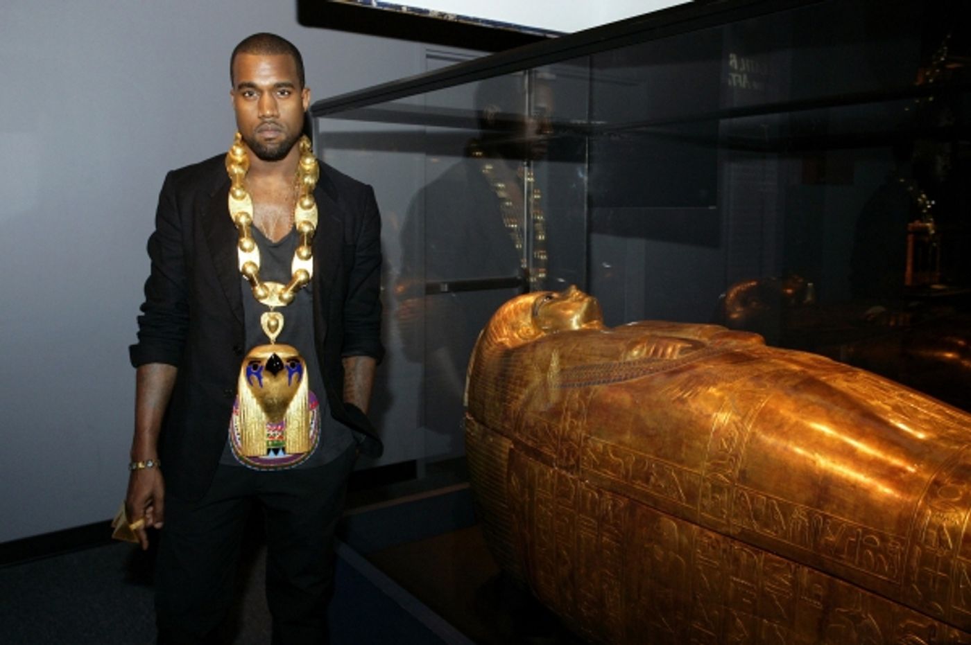 Photo Flash: Kanye West Visits The King Tut Exhibit  Image