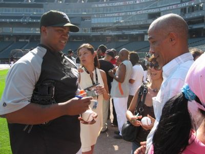 Dayan Viciendo signs a baseball for a member of Cuba's Teatro BuendÃƒÂ­a Photo