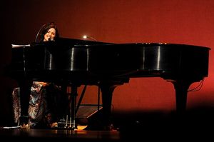 Carrie Manolakos Photo