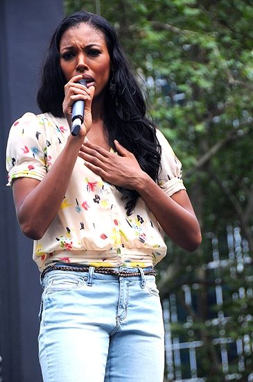 Photos: WICKED, NORMAL, ADDAMS & LION KING Play Broadway In Bryant Park — photo 29 of 49