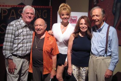 Phil Donahue, Lou Cutell. Teresa Ganzel, Marlo Thomas & Bernie Kopell following a per Photo