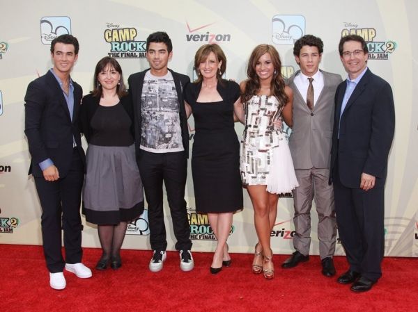  Demi Lovato, Anne Sweeney, Carolina Lightcap and Gary Marsh (Disney execs) Photo
