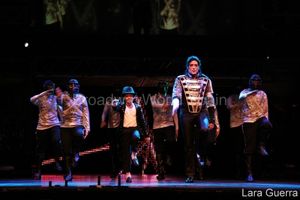 
David Garcia, Fran Jackson y el ballet de Forever King Of Pop Photo