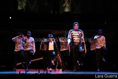 
David Garcia, Fran Jackson y el ballet de Forever King Of Pop Photo