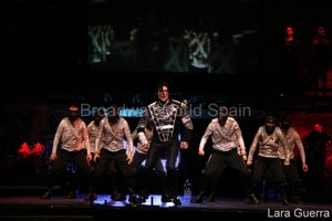 Fran Jackson y el ballet de Forever King Of Pop Photo