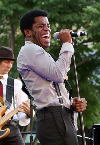 Photo Coverage: Grammy winner Paula Cole with Tyler Hilton & Vintage Trouble at Summer Concert Series — photo 11 of 18