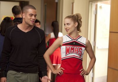 Puck (Mark Salling, L) tries to get Quinn's (Dianna Agron, R) Photo