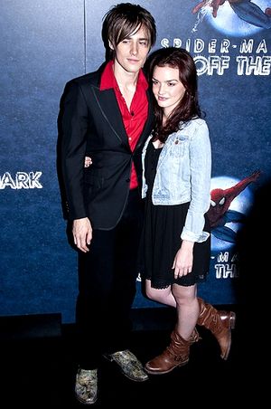 Reeve Carney & Jennifer Damiano
 Photo