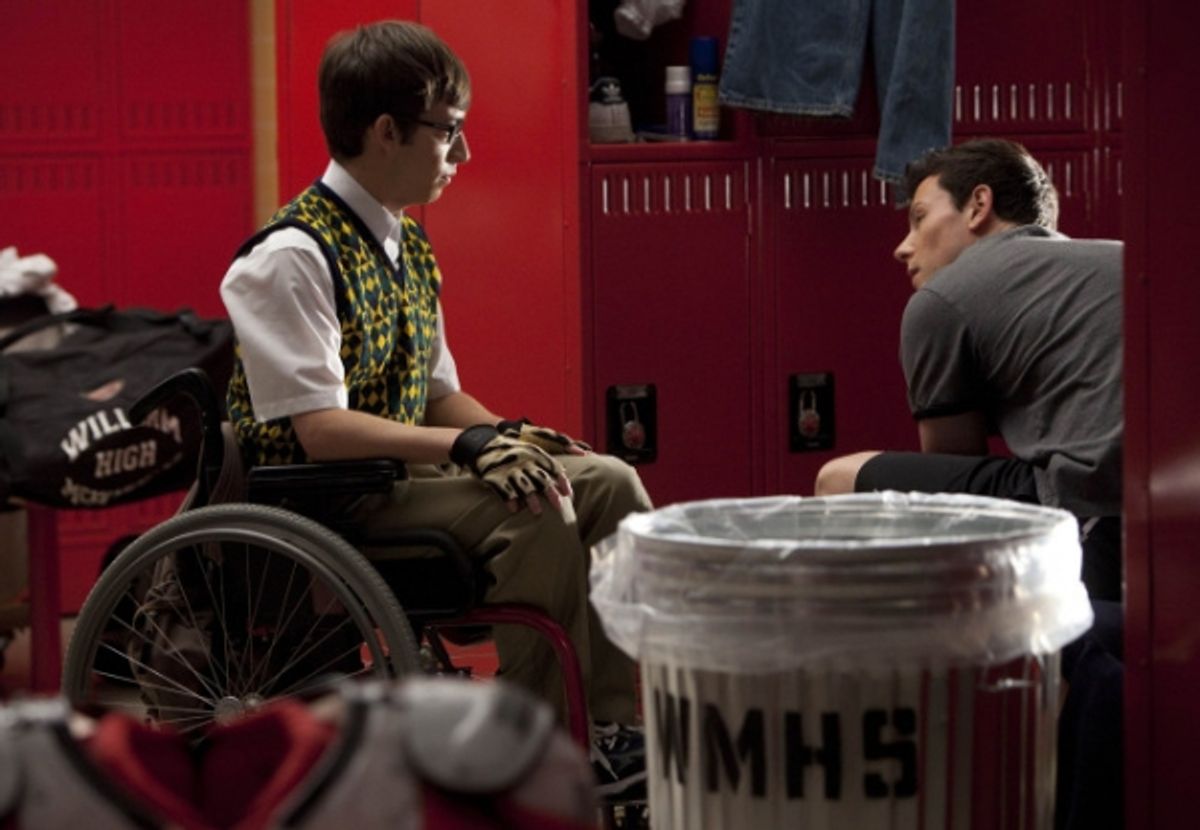 Artie (Kevin McHale, L) and Finn (Cory Monteith, R) have a chat in the boys' locker room at 