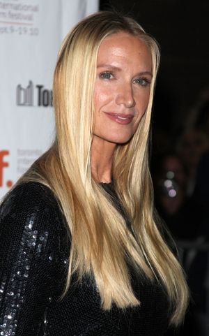 Kelly Lynch Photo