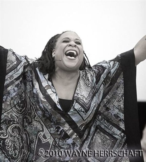 Danielle Lee Graves Photo