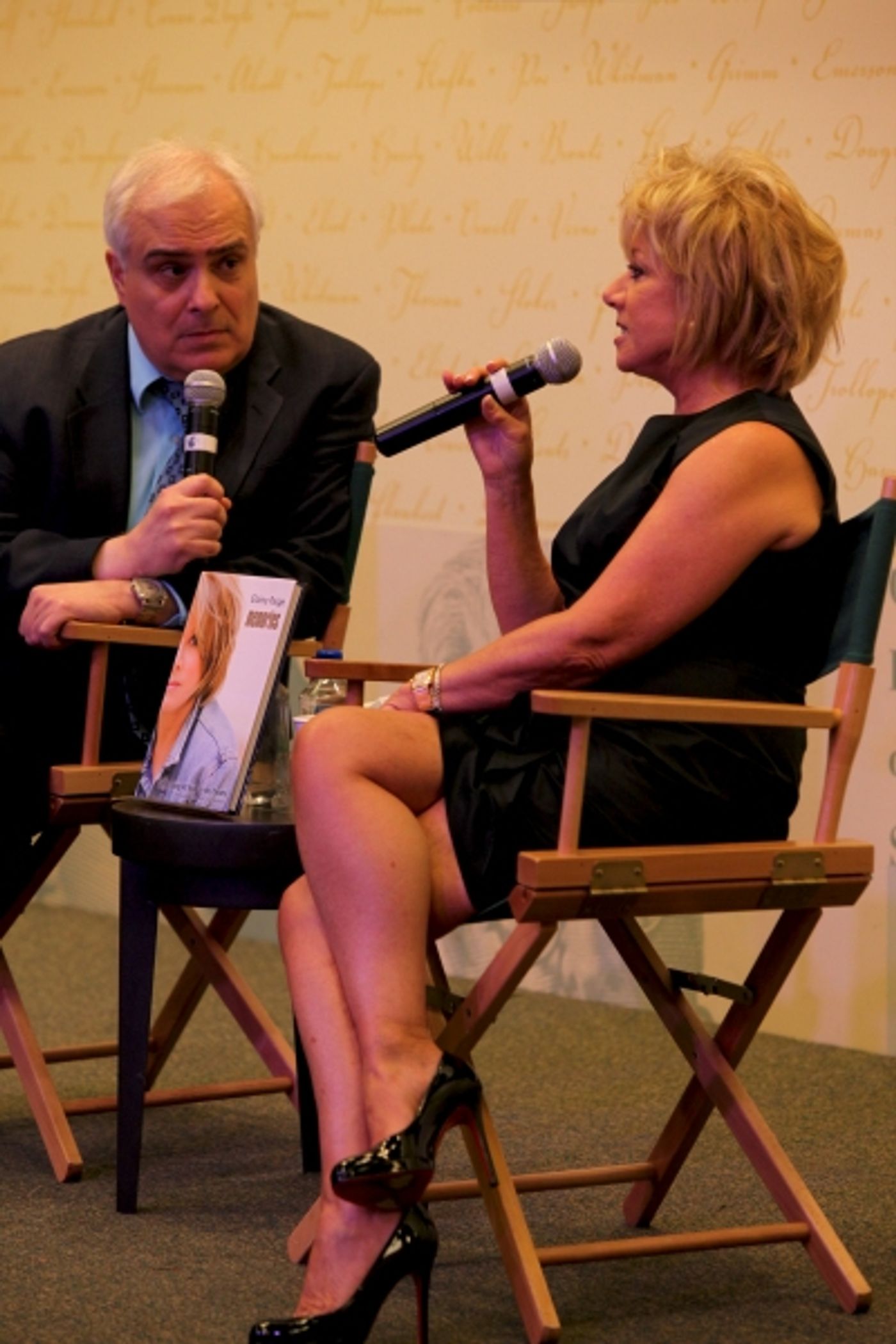 Photo Coverage: Elaine Page Promotes 'Memoriess' at Barnes & Noble!  Image
