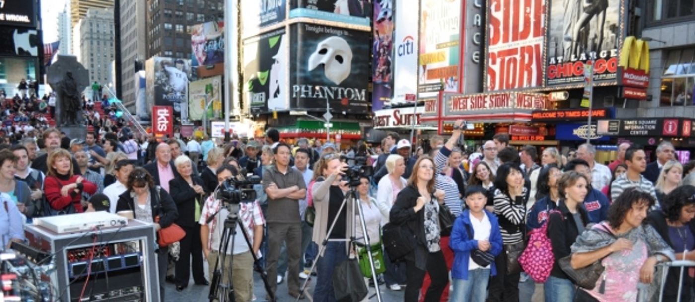 Photo Flash: Back2Broadway Hosts Karaoke in Times Square Photo Flash: Back2Broadway Hosts Karaoke in Times Square Image