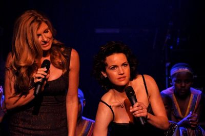 Connie Britton and Carla Gugino pick the raffle winners Photo